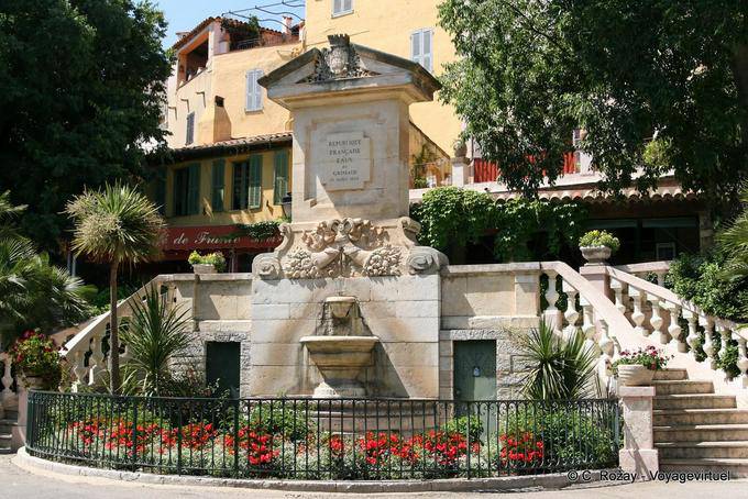 Fontana di acqua Grimaud Grimaud, Provenza, Francia
