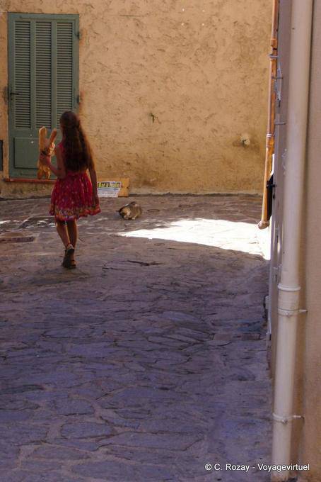 Ramatuelle, la bambina con le bacchette, Provenza, Francia