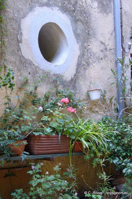Ramatuelle, occhio di bue nel muro e floreale, Provenza, Francia