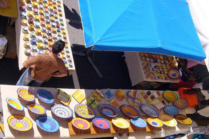 Ramatuelle, ceramiche colorate mercato dell'artigianato, Provenza, Francia