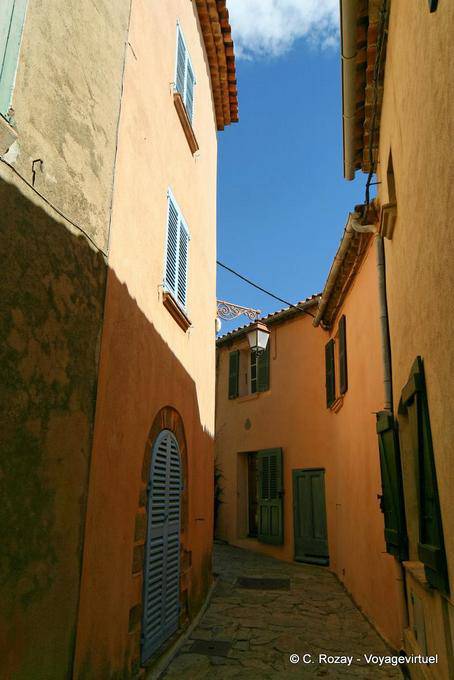 Ramatuelle, immagine di una tipica strada del Midi, Provenza, Francia