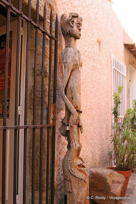 Ramatuelle, statua lignea di fronte all'ingresso della galleria Africa, Provenza, Francia