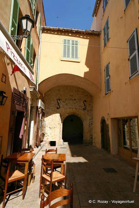 Saint-Tropez, pizzeria in una situazione di stallo con l'architettura tradizionale, Provenza, Francia