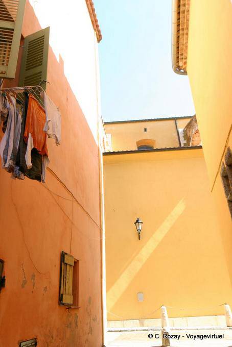 Saint-Tropez, strada colorata, Provenza, Francia