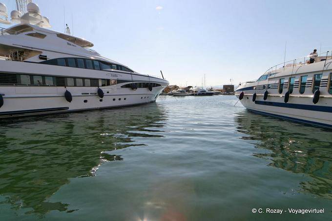 Saint-Tropez, yacht ricchi, Provenza, Francia