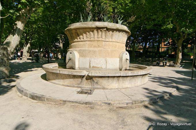 Saint-Tropez, fontana antica in un parco, Provenza, Francia