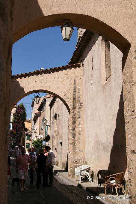 Saint-Tropez, portici per le strade di Misericordia, Provenza, Francia