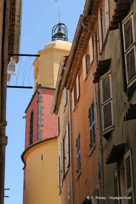 Angolo vista del campanile di Saint-Tropez, Provenza, Francia