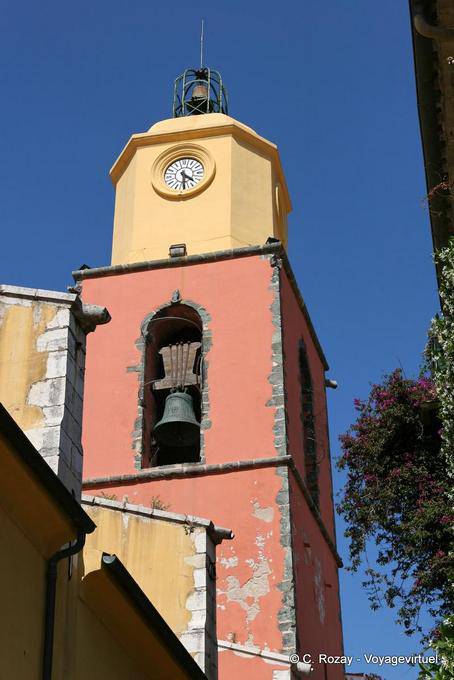 Saint-Tropez, sormontata da un campanile di Nostra Signora dell'Assunzione, Provenza, Francia