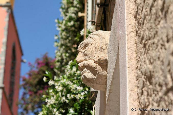 Saint-Tropez, testa di pietra nel muro, Provenza, Francia