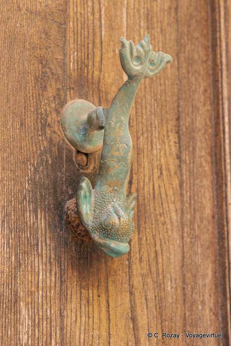 Saint-Tropez, colpendo porta a forma di pesce, Provenza, Francia