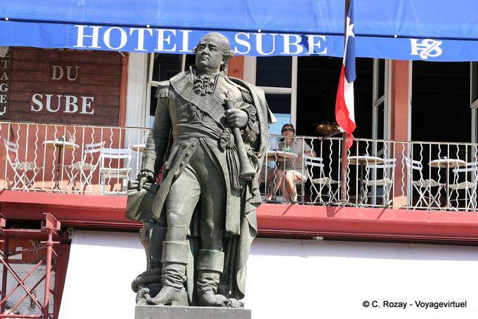 Saint-Tropez, la statua de Suffren fronte al Hotel Sube, Provenza, Francia