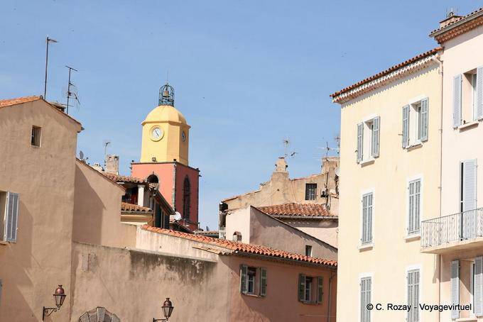 Saint-Tropez, si affaccia la chiesa del XVIII barocco italiano, Provenza, Francia