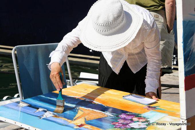 Saint-Tropez, una pittrice che lavora, Provenza, Francia