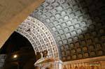L'arco tra la navata e il nartece della Notre-Dame des Doms, Avignone, Francia.