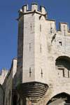 Torre angolo di close-up con i suoi doccioni, Palais des Papes, Avignon, Francia.