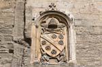 Lo stemma di Clemente VI sopra la porta di Champeaux, Palais des Papes, Avignon, Francia.