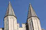 Particolare della parte superiore delle torrette della facciata principale del Palazzo, Avignon, Palais des Papes, Francia.