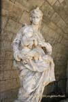 Vergine e il Bambino nella cappella inferiore, Saint-Benezet Bridge, Avignon, Francia.