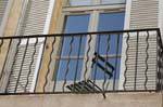 Seduta su un balcone in ferro battuto, Avignon, Francia.