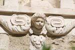 Angelo scolpito sulla facciata della Cappella dei Penitenti Bianchi, Avignon, Francia.