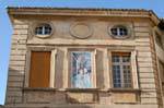 Altro finestra dipinta sham, il centro storico di Avignone, Francia.