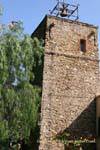 Guarda un campanile medievale Bormes-les-Mimosas, Francia.