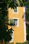 Bormes-les-Mimosas, facciata colori tipici, Francia.