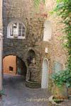Bormes-les-Mimosas, strada tortuosa, Francia.