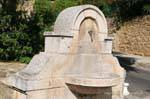 Bormes-les-Mimosas, fontana secca, Francia.