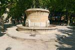 Saint-Tropez, fontana antica in un parco, Francia.
