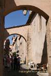 Saint-Tropez, portici per le strade di Misericordia, Francia.