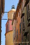 Angolo vista del campanile di Saint-Tropez, Francia.