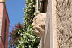 Saint-Tropez, testa di pietra nel muro, Francia.
