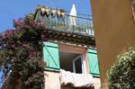 Saint-Tropez, balcone fiorito, Francia.