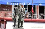Saint-Tropez, la statua de Suffren fronte al Hotel Sube, Francia.