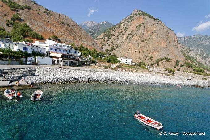 Agia Roumeli ghiaia per una nuotata alla fine del sentiero delle gole di Samaria - Creta, Grecia