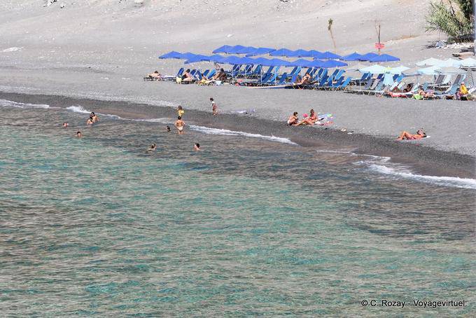 Bagnanti sulla spiaggia di Agia Roumeli - Creta, Grecia