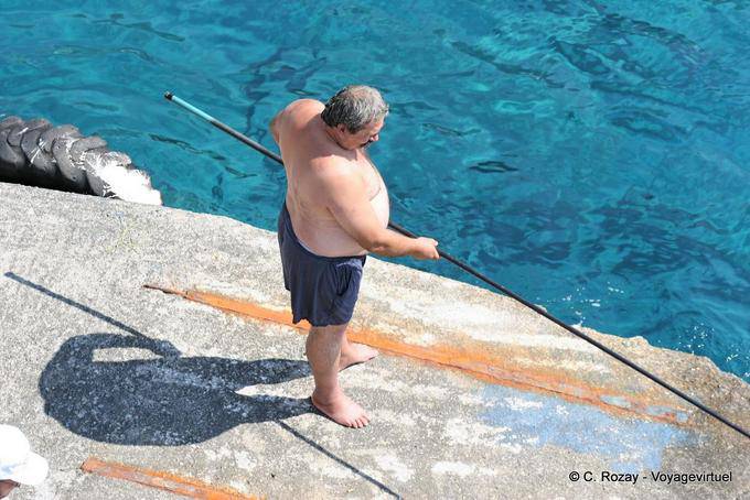Agia Roumeli-pescatore sul molo - Creta, Grecia
