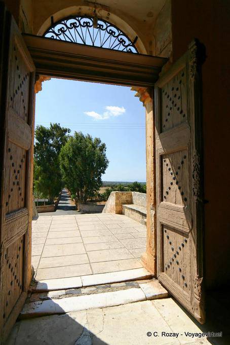 Vista dalla porta d'ingresso del monastero, Hagia Triada Akrotiri - Creta, Grecia