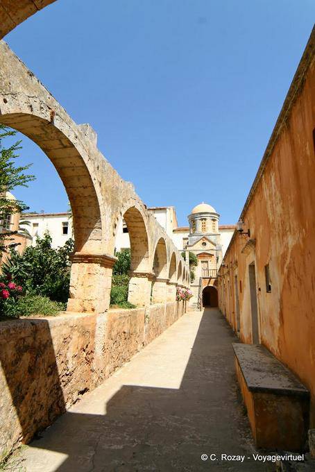 Arcades intorno al giardino centrale, Agia Triada Akrotiri - Creta, Grecia