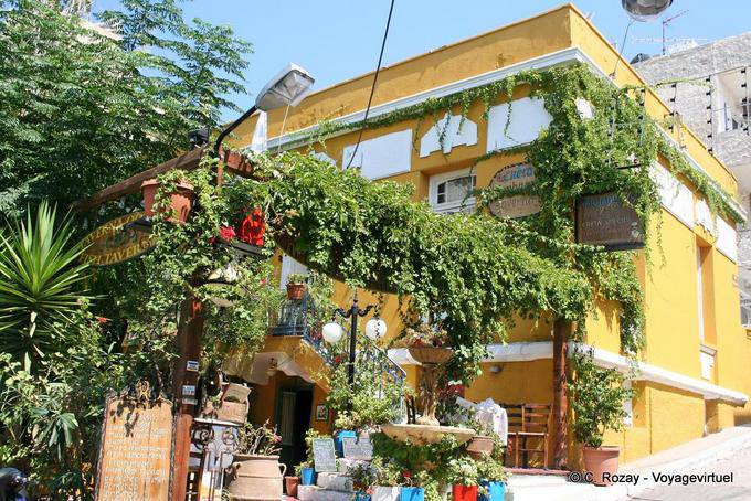Agios Nikolaos, giallo cretese Tavern - Creta, Grecia