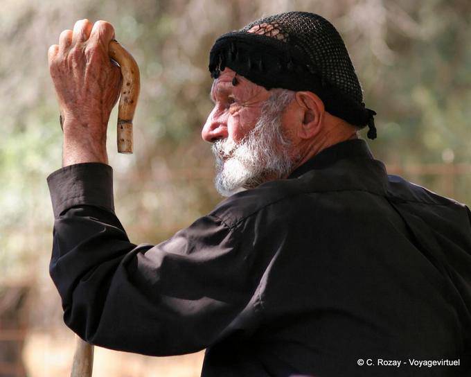 Profilo della ex Anopoli con la canna del pastore tradizionale - Creta, Grecia