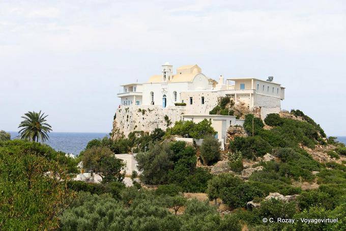 Moni Chrisoskalitissis sulla cresta di una collina di fronte al mare - Creta, Grecia