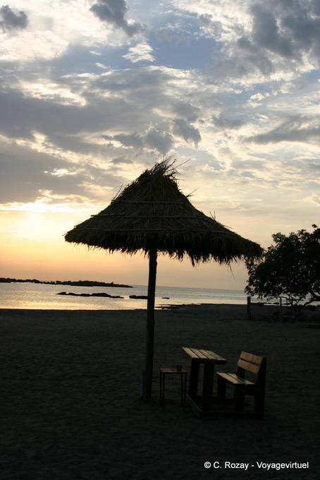 Ombrellone in silhouette, Elafonissi - Creta, Grecia