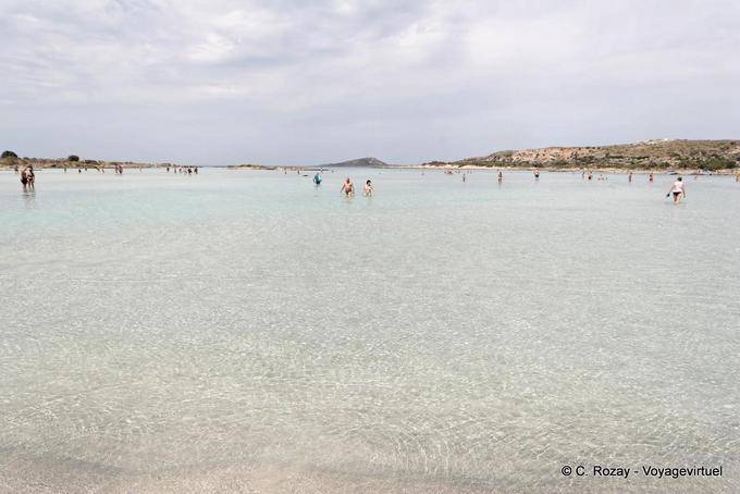 Walkers in laguna Elafonissi - Creta, Grecia