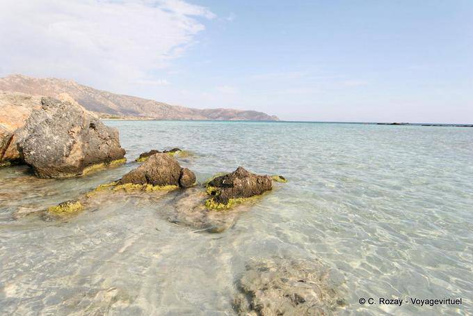 Colori di rocce in acqua chiara, Elafonissi - Creta, Grecia