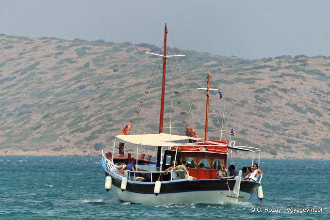 Barca off Elounda - Creta, Grecia