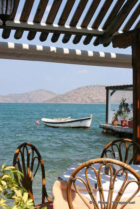 Ristorante piedi nell'acqua, Elounda - Creta, Grecia