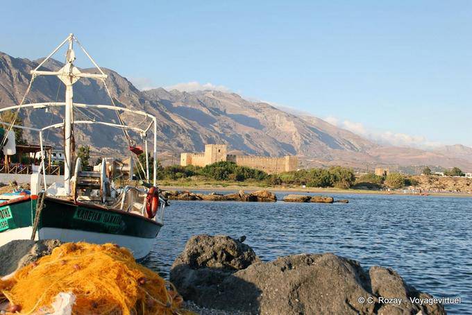 Vista Fragokastello dal porto alla fortezza di San Nikitas e montagne - Creta, Grecia